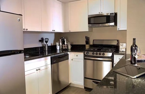 Logan Square House | Double Bed Suite, The Windsor Suites, Pool & Skydeck Vibes, Family Room