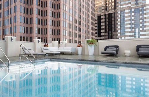 Logan Square House | Double Bed Suite, The Windsor Suites, Pool & Skydeck Vibes, Family Room
