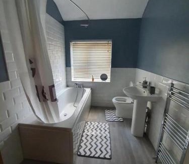 Middleton House | Double Bedroom 96GLC Greater Manchester
