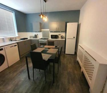 Middleton House | Double Bedroom 96GLC Greater Manchester