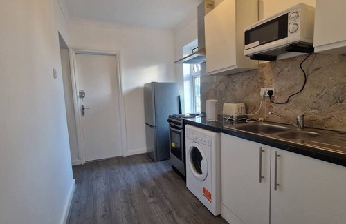 Clayhall House | Double Bedroom, London, Sleeps 2