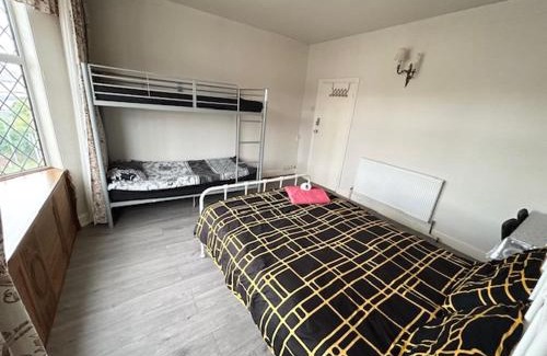 Pinkwell House | Double Bedroom Near Heathrow Airport & London