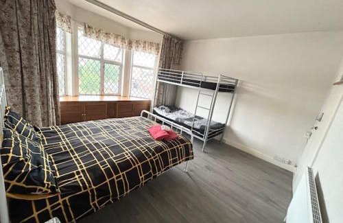 Pinkwell House | Double Bedroom Near Heathrow Airport & London