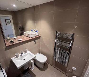 Salford House | Double Bedroom - Private Bathroom - City Centre