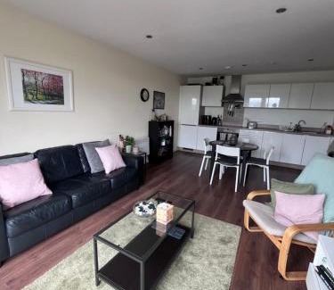 Salford House | Double Bedroom - Private Bathroom - City Centre