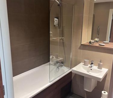 Salford House | Double Bedroom - Private Bathroom - City Centre