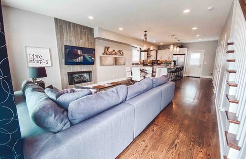 Hope Gardens House | Double Decker 3-Story Home - Full Backyard & 360 Rooftop Views!