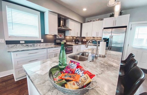 Hope Gardens House | Double Decker 3-Story Home - Full Backyard & 360 Rooftop Views!