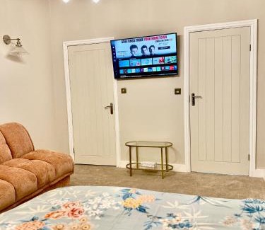 Huddersfield Apartment | Double Deluxe Centre Apartment- Free Parking - Self Check-In - Cctv