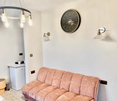 Huddersfield Apartment | Double Deluxe Centre Apartment- Free Parking - Self Check-In - Cctv