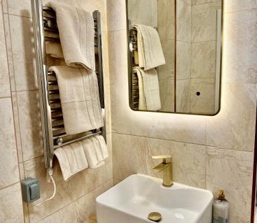 Huddersfield Apartment | Double Deluxe Centre Apartment- Free Parking - Self Check-In - Cctv