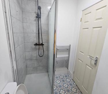 Levenshulme House | Double en suit room in Levenshulme