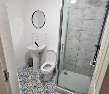Levenshulme House | Double en suit room in Levenshulme