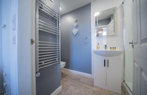 Kirkcaldy Apartment | Double Ensuite Bedroom near Edinburgh