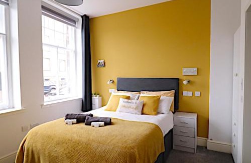 Kirkcaldy Apartment | Double Ensuite Bedroom near Edinburgh