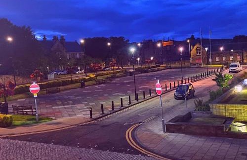 Kirkcaldy Apartment | Double Ensuite Bedroom near Edinburgh