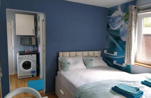 Juniper Green House | Double Ensuite room, 1-minute walk to bus stop