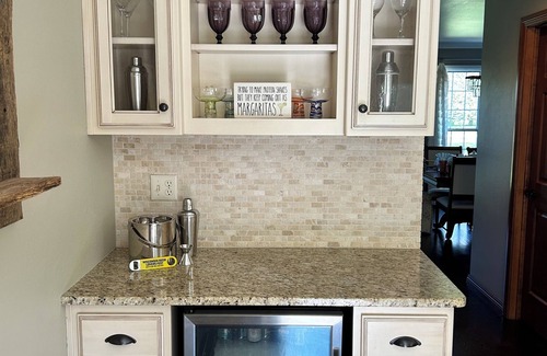 Ledgeview House | Double Ensuites! 8 min to Lambeau. Attached baths to all bedrooms. Large, clean