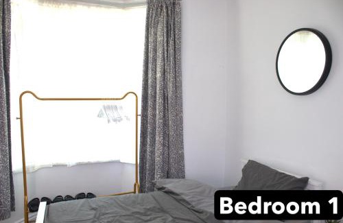 West Ham House | Double ground floor room near shop and metro station