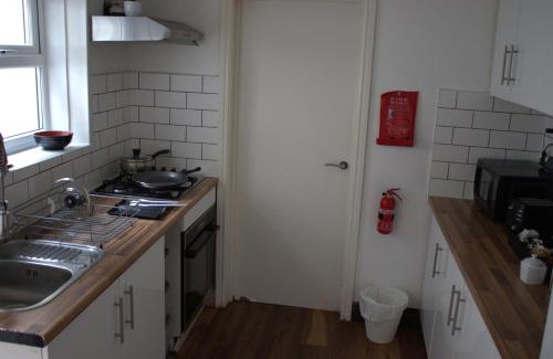 West Ham House | Double ground floor room near shop and metro station
