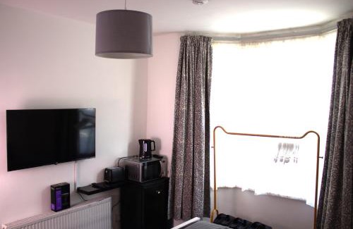 West Ham House | Double ground floor room near shop and metro station