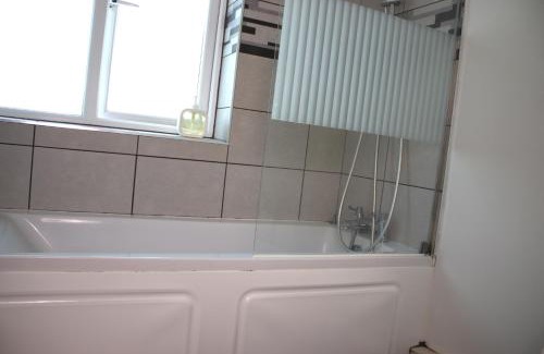 West Ham House | Double ground floor room near shop and metro station