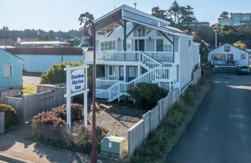 Bandon House | Double Queen Dream | Bandon Marina Inn