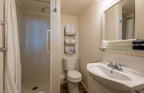 Bandon House | Double Queen Dream | Bandon Marina Inn