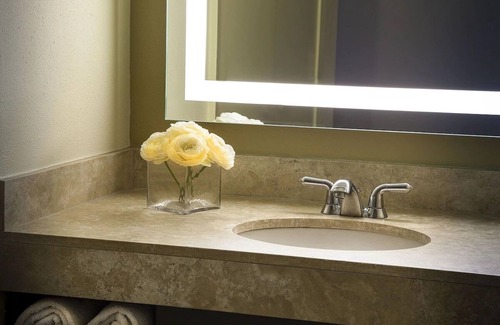 Lakeway Hotel | Double Queen Lakeview with Balcony at Lakeway Resort & Spa