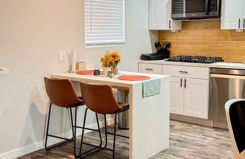 El Centro Apartment | Double Queen Studio, Full Kitchen, 75" 4KTV, W/D, workspace, Early check-in