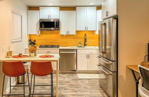 El Centro Apartment | Double Queen Studio, Full Kitchen, 75" 4KTV, W/D, workspace, Early check-in