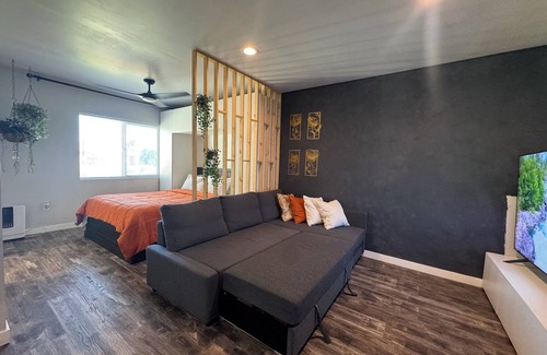 El Centro Apartment | Double Queen Studio, Full Kitchen, 75" 4KTV, W/D, workspace, Early check-in