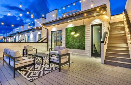 Katie Hill Neighborhood House | Double Rooftop Decks Hot Tub Karaoke Nashville