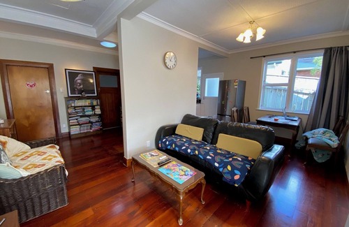 Wellington House | Double room 10 minutes drive to central station with free off-road parking.