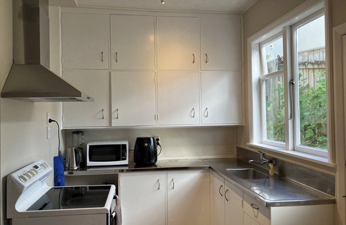 Wellington House | Double room 10 minutes drive to central station with free off-road parking.