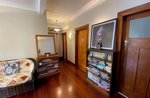 Wellington House | Double room 10 minutes drive to central station with free off-road parking.
