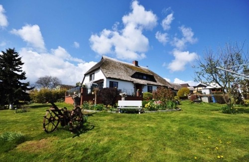 Middelhagen Apartment | Double room 47002 - Thatched roof house 47001