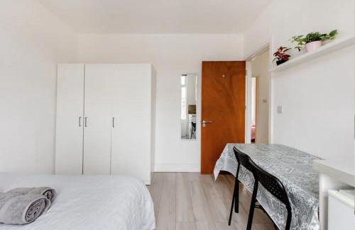 Edmonton House | Double Room Edmonton Green, London N9