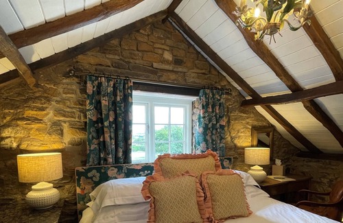 Crayke House | Double room-Ensuite with Shower-Blue