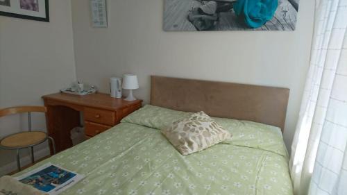Harlington House | Double Room private shower room - deg-yr