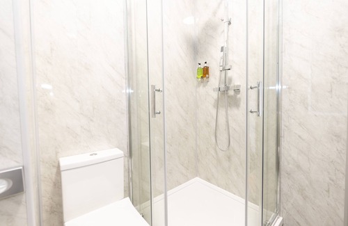 Scunthorpe Hotel | Double room-Standard-Ensuite with Shower