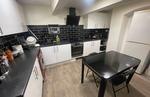 Salford House | Double room with private toilet near to busy area of chethemhill Manchester