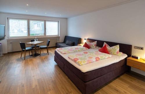 Trittenheim Bed & Breakfast | Double room with shower and toilet, extra bed - Ferienweingut Monzel