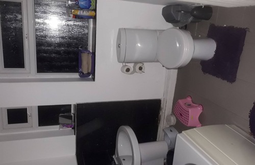 Birmingham House | Double room with shared bathroom
