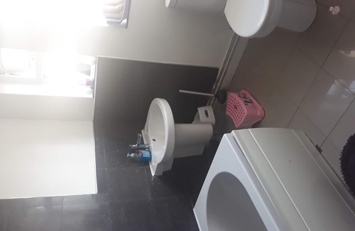 Birmingham House | Double room with shared bathroom