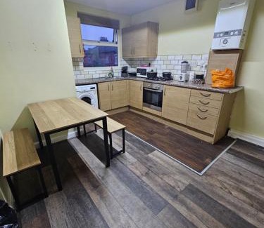 Levenshulme House | Double room with Shared Bathroom (3)