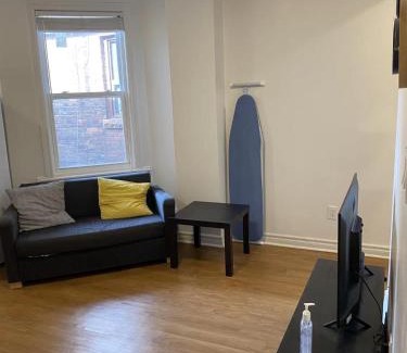 Palmerston House | Double Room with SHARED Bathroom 536B