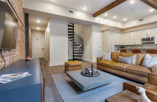 Central Business District Apartment | DOUBLE UP ✌🏽Enjoy 2 Levels of Accommodations in the Heart of DOWNTOWN Balconies on Each Level!