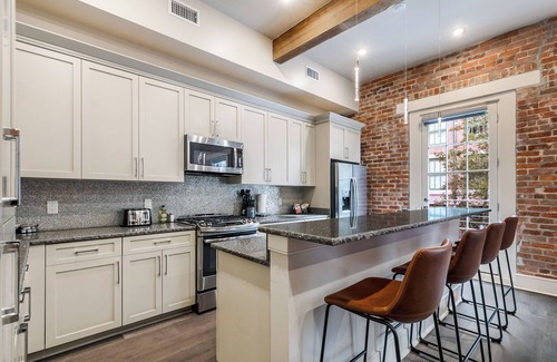 Central Business District Apartment | DOUBLE UP ✌🏽Enjoy 2 Levels of Accommodations in the Heart of DOWNTOWN Balconies on Each Level!