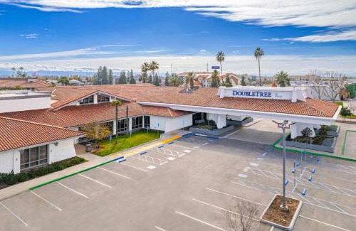 Bakersfield Hotel | DoubleTree by Hilton Bakersfield